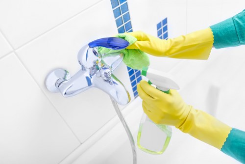 Kitchen deep cleaning during a tenancy change in Merton